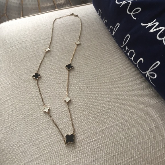 💕FREE to $30+ buyer 💕Clover necklace - Picture 2 of 4