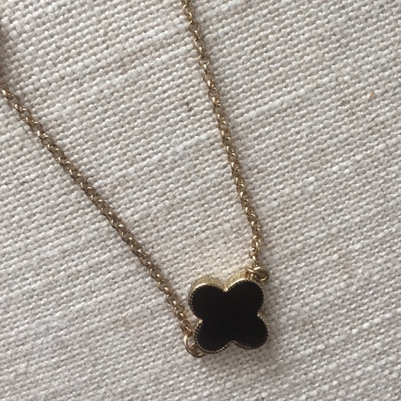 💕FREE to $30+ buyer 💕Clover necklace - Picture 3 of 4