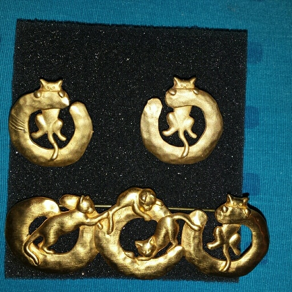 Pair of cat earrings with matching cat pin