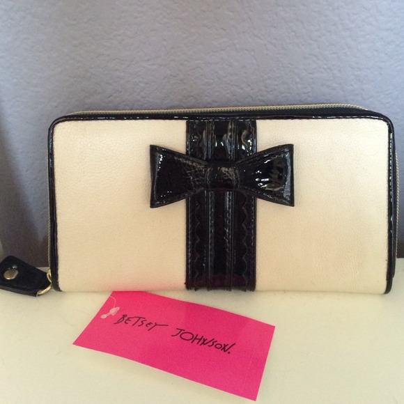Betsey Johnson NWT black and white bow wallet - Picture 1 of 3