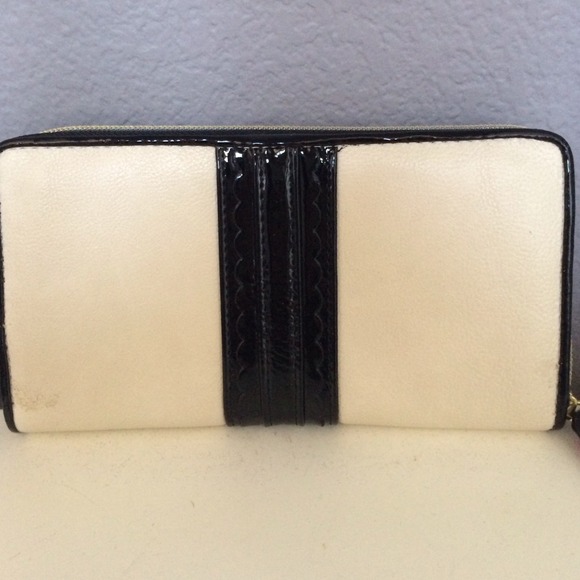 Betsey Johnson NWT black and white bow wallet - Picture 2 of 3