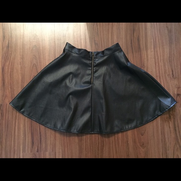 Black skirt - Picture 2 of 4