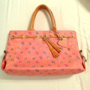 Light pink Dooney & Bourke bag 😊
