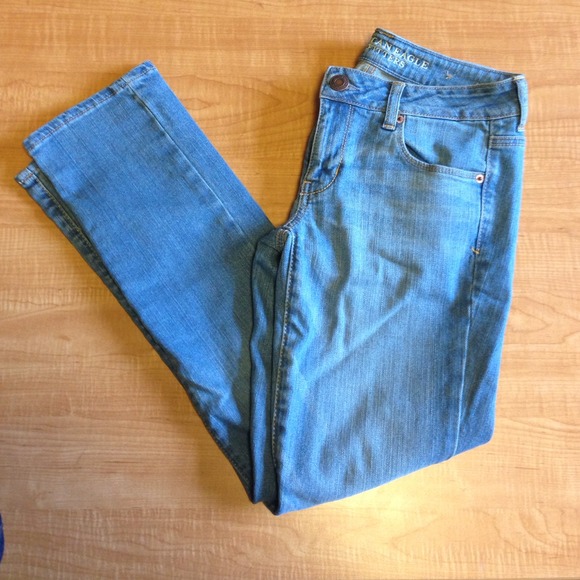 Light wash American Eagle skinny jeans