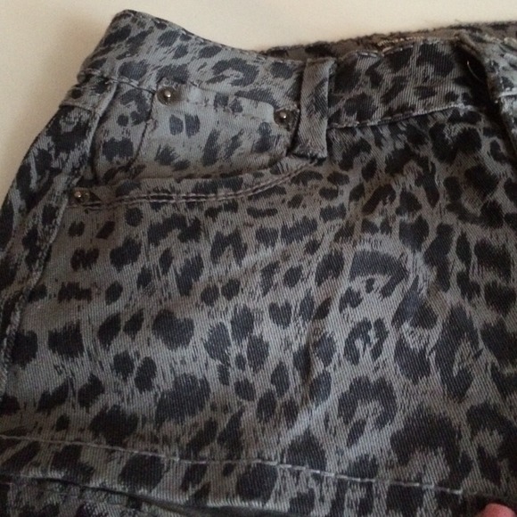 ❌❌SOLD❌Mossimo gray & black Leopard jean shorts 💙 - Picture 2 of 4