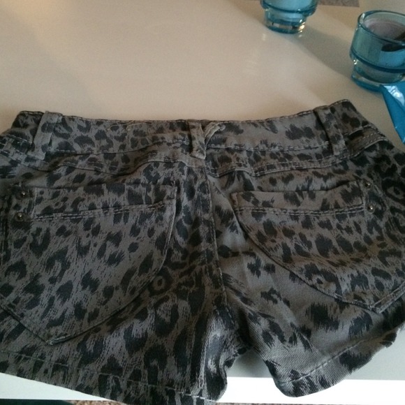 ❌❌SOLD❌Mossimo gray & black Leopard jean shorts 💙 - Picture 4 of 4