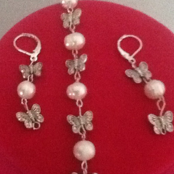 Butterflies, butterflies, adorning this silver set - Picture 2 of 3