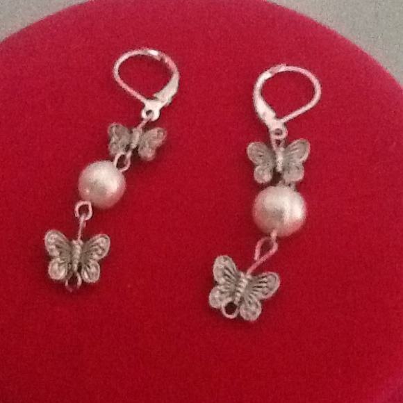 Butterflies, butterflies, adorning this silver set - Picture 3 of 3