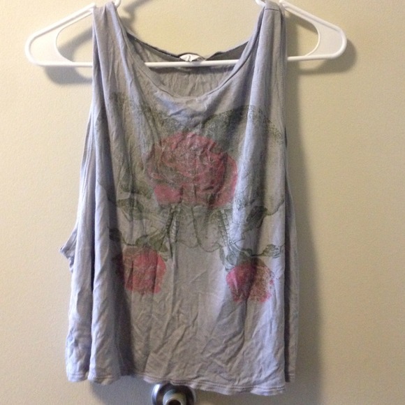 Crop top skulls w/ roses design Urban Outfitters