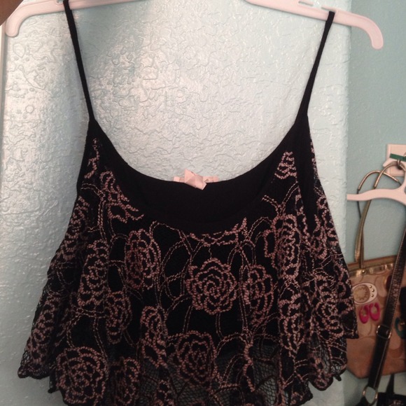 Body central flower lace crop top