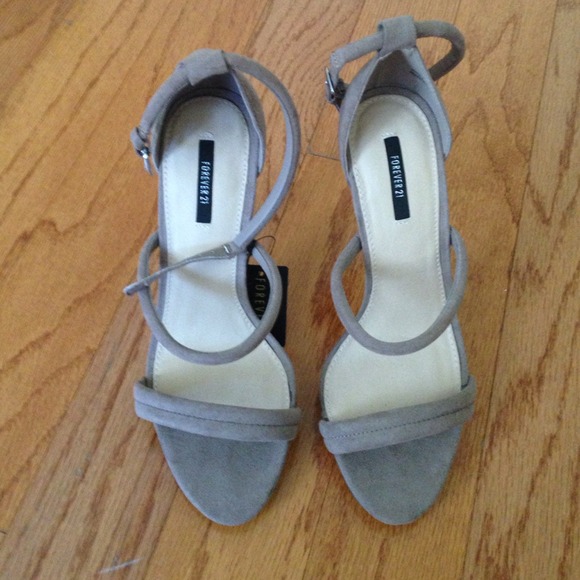 Forever 21 Beige Faux Suede Strappy Sandals Size 7