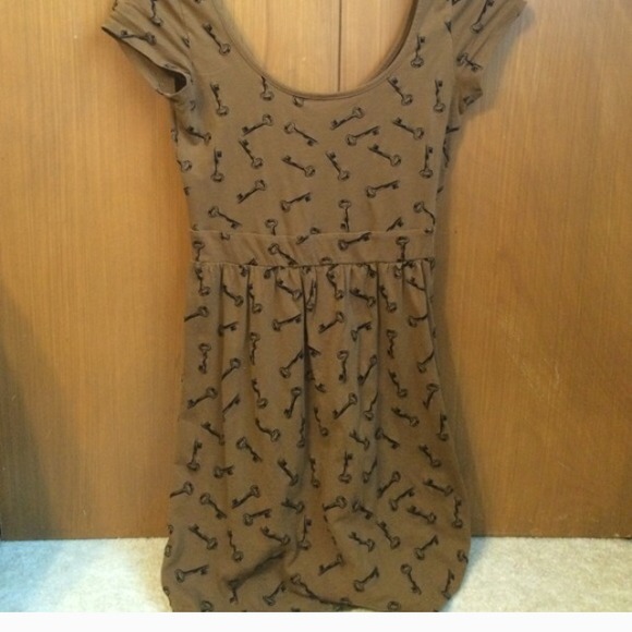 Key design, dress and green and blue dress