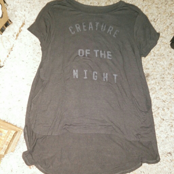 Bundle: Dark gray graphic tee & white hi low top