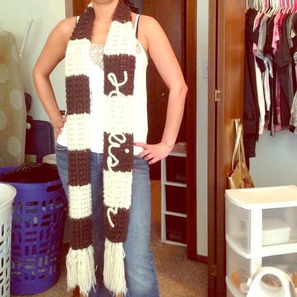 Hollister scarf!!
