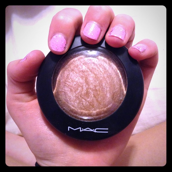 MAC's Soft & Gentle Highlighter 💝