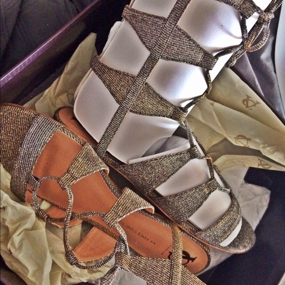 Vince Camuto signature