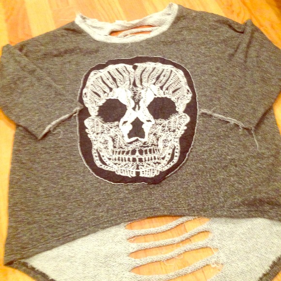 Skull quarter sleeve shredded back shirt