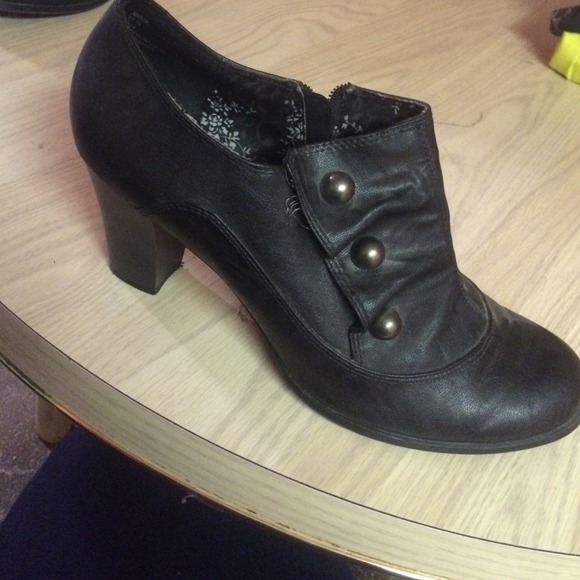 Low-cut  Black Boots with Zipper!