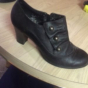 Low-cut Black Boots with Zipper!