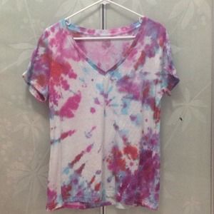 Tie-dye V-neck (XL)