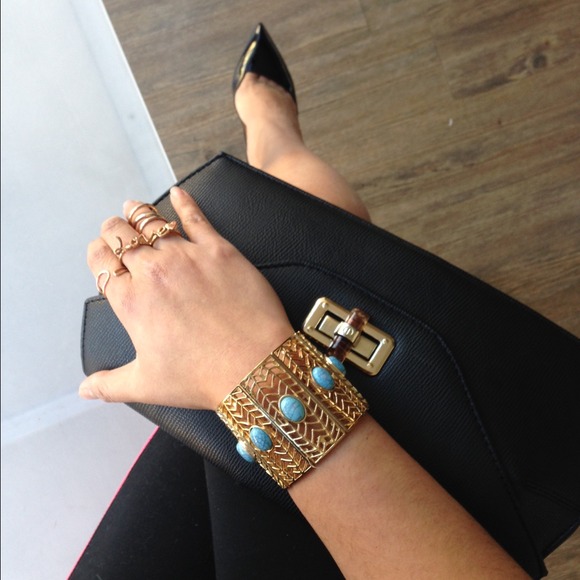 ❌SOLD❌Gold Bracelet with Turquoise Details - Picture 4 of 4