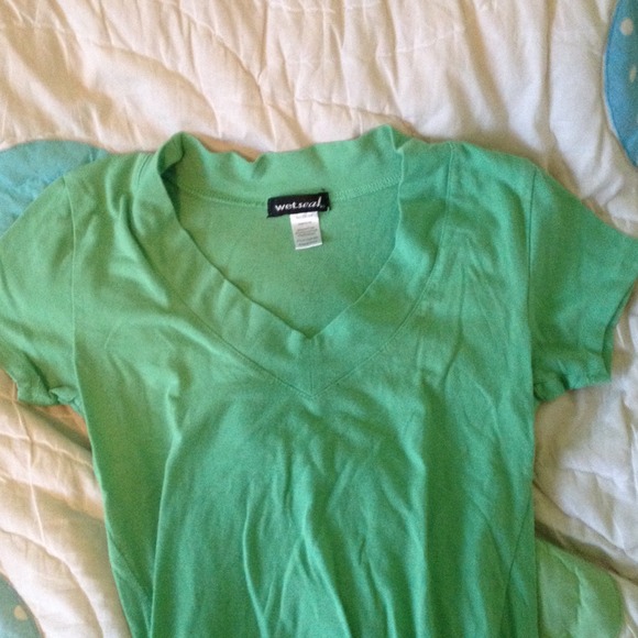 Basic short sleeve T-shirt.