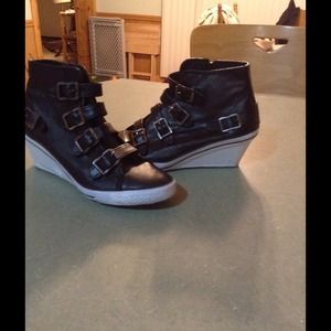 Black wedge shoes