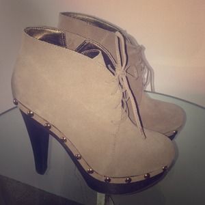 Beige Steve Madden booties size 8