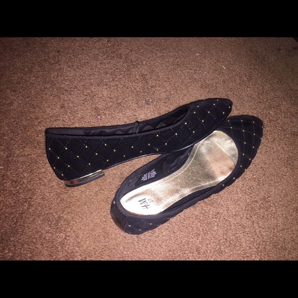 Like new: Black point toe flats with gold beads