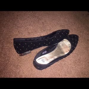 Like new: Black point toe flats with gold beads