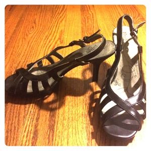 Black, peep toe heels!