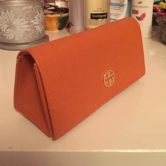 Tory Burch sunglasses case! - Picture 2 of 4