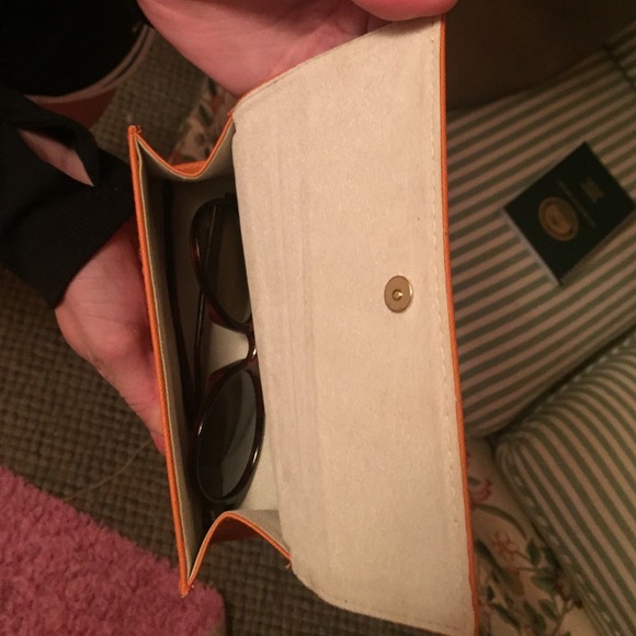 Tory Burch sunglasses case! - Picture 3 of 4