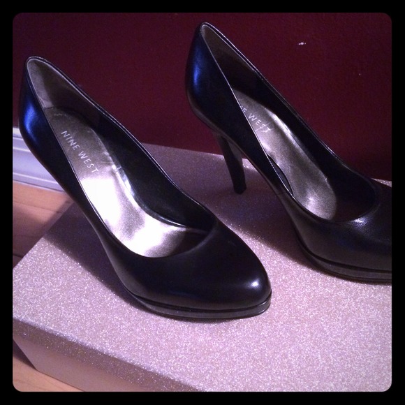 *NEW* Nine West Women's Rocha pump size 5M