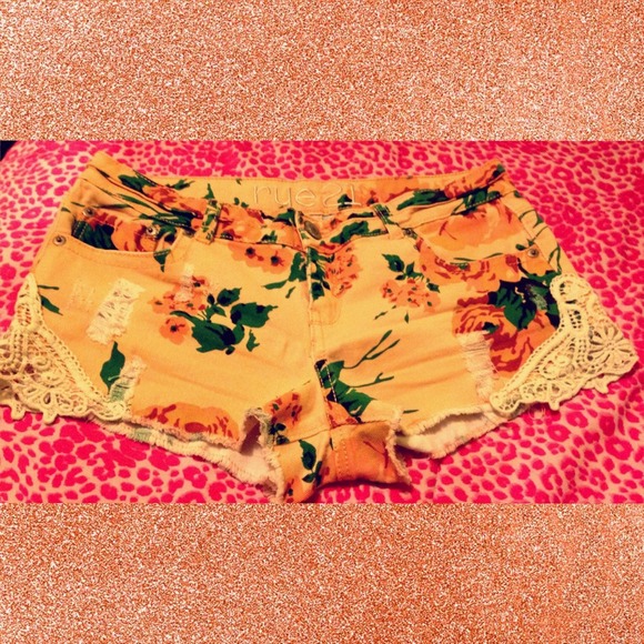 Floral shorts 🌸💐🌷