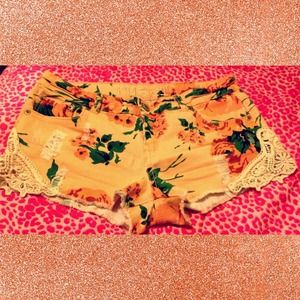 Floral shorts 🌸💐🌷