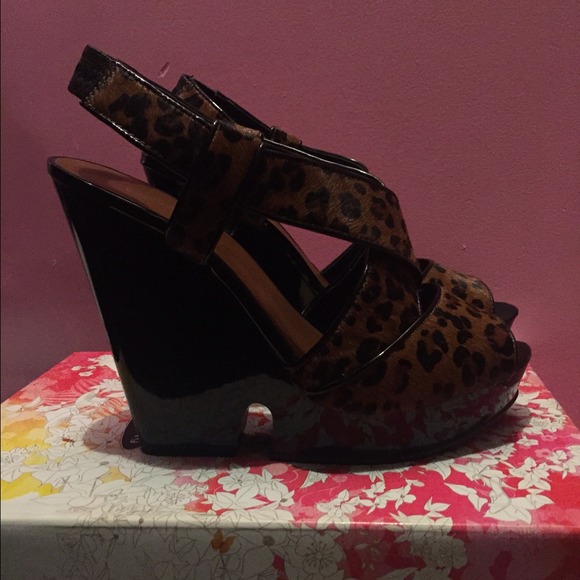 Chinese laundry leopard wedges - Picture 2 of 2