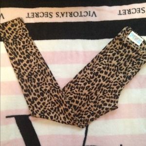 *SOLD* NWT VS Pink Leopard Leggings