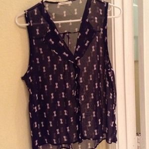 Shear no sleeve shirt