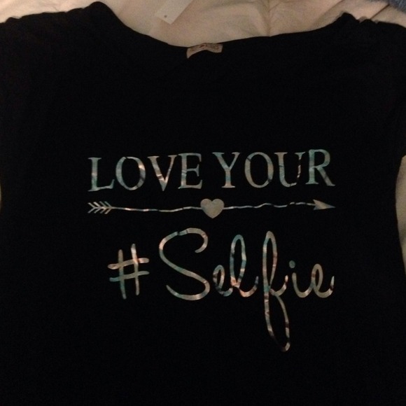 Love your selfie black top graphic tee
