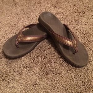 Brown Vionic orthopedic flip flops