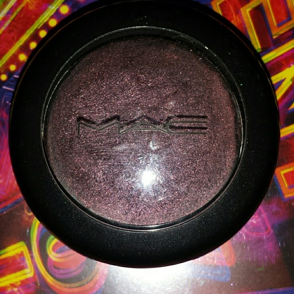 MAC Cream Colour Base in Bat Black