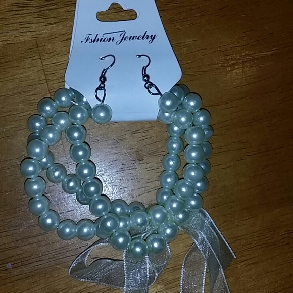 Off white, 3-strand 'pearl' (bead) bracelet set