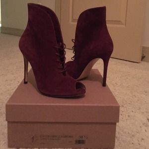 Stylish and sexy peep toe suede lace up booties.