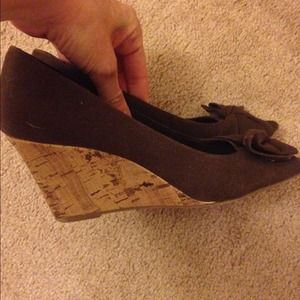 American Eagle wedge heels bow peep toe