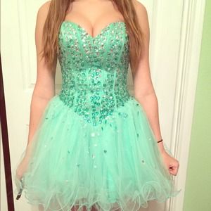 Super cute, comfortable prom dress. Size 2/4