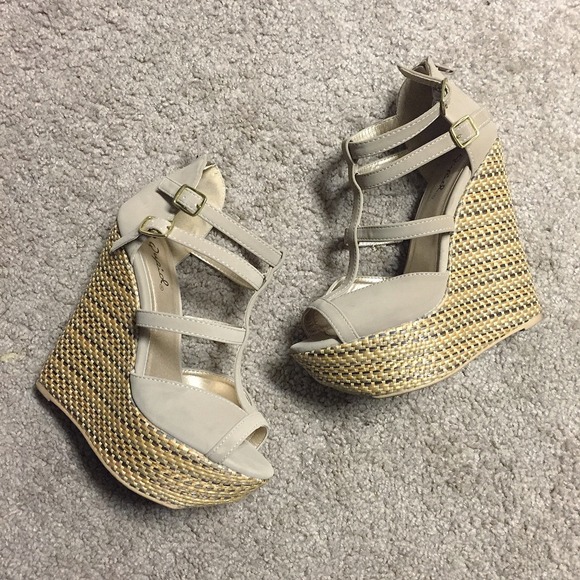 Beige / woven straw wedge heels - Picture 1 of 3