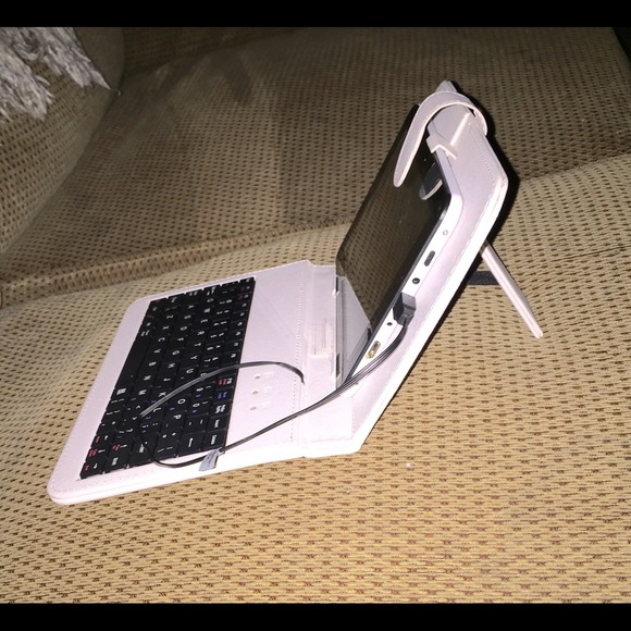 White Android Tablet and Keyboard - Picture 2 of 4