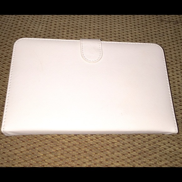 White Android Tablet and Keyboard - Picture 3 of 4