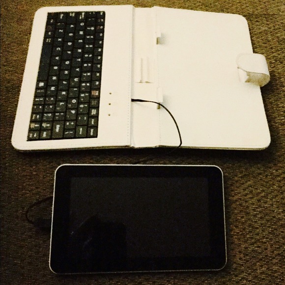 White Android Tablet and Keyboard - Picture 4 of 4